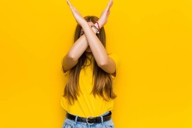 Genç kızıl kızıl saçlı kadın iki kol çapraz tutmak, inkar kavramı.