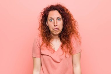 Genç doğal ve otantik kızıl kadın omuzsilker ve açık gözleri karışık.