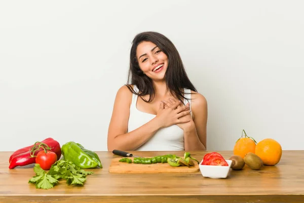 Giovane Donna Curvy Preparare Pasto Sano Espressione Amichevole Premendo Palmo — Foto Stock