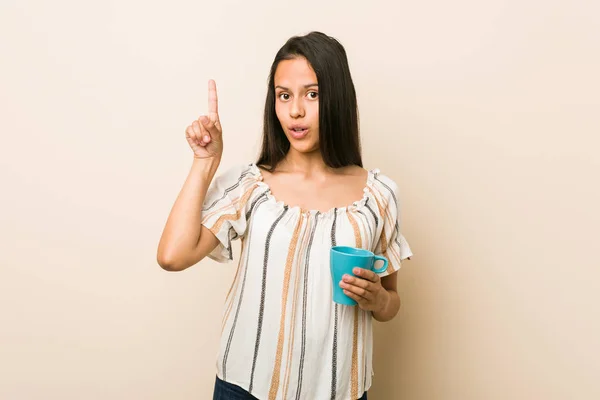 Junge Hispanische Frau Hält Eine Tasse Mit Einer Tollen Idee — Stockfoto