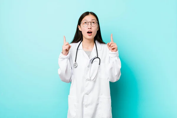 Joven Doctora China Señalando Revés Con Boca Abierta —  Fotos de Stock