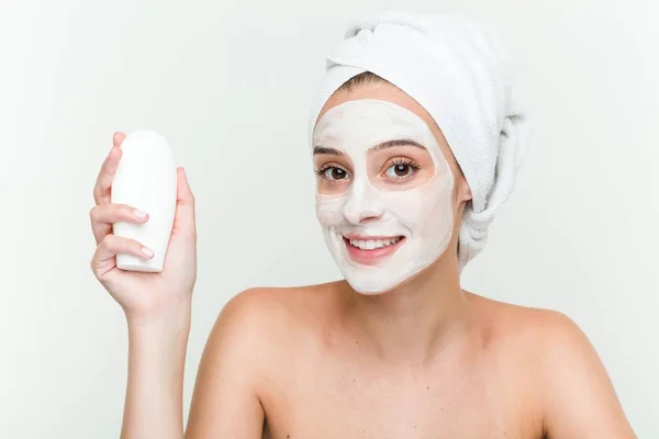 Mulher Caucasiana Jovem Desfrutando Tratamento Máscara Facial Com Uma Garrafa — Fotografia de Stock