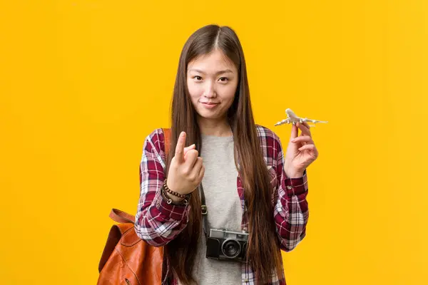 Young Asian Woman Holding Airplane Icon Pointing Finger You Inviting — Stock Photo, Image