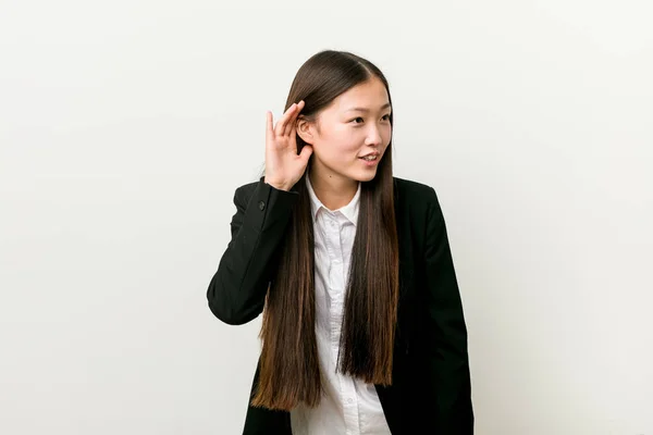 Joven Mujer Negocios Bastante Chino Tratando Escuchar Chisme — Foto de Stock