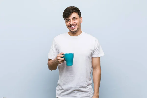 Joven Hispano Sosteniendo Una Taza Feliz Sonriente Alegre — Foto de Stock