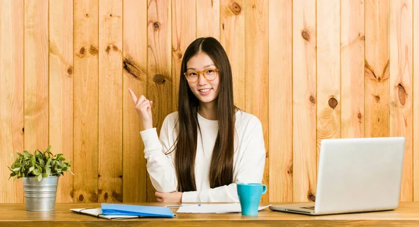 Joven Mujer China Estudiando Escritorio Sonriendo Alegremente Señalando Con Dedo —  Fotos de Stock