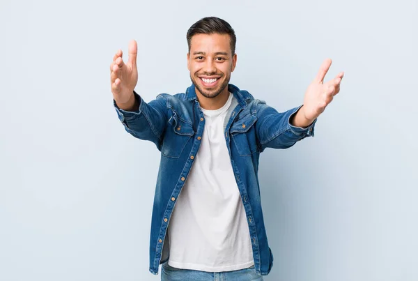 Jovem Filipino Bonito Homem Sente Confiante Dando Abraço Para Câmera — Fotografia de Stock