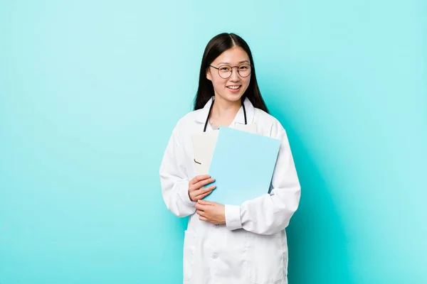 Joven Asiática Médico Mujer Holding Carpeta —  Fotos de Stock