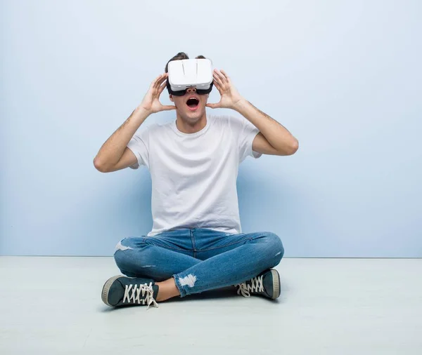 Adolescente Caucásico Hombre Usando Virtual Realidad Gafas Sentado Suelo —  Fotos de Stock