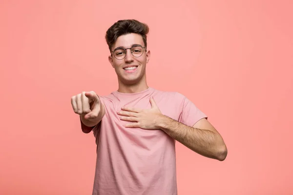 Junger Cooler Kaukasischer Mann Zeigt Mit Erhobenem Daumen Lachend Und — Stockfoto