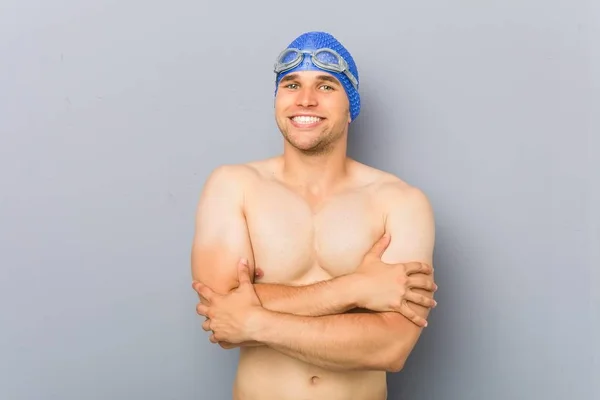 Mladý Profesionální Plavec Který Cítí Sebevědomý Překračuje Zbraně Odhodláním — Stock fotografie