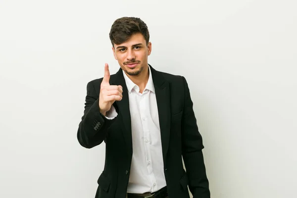 Νεαρός Επιχειρηματικός Ισπανικός Άνθρωπος Δείχνει Νούμερο Ένα Δάχτυλο — Φωτογραφία Αρχείου