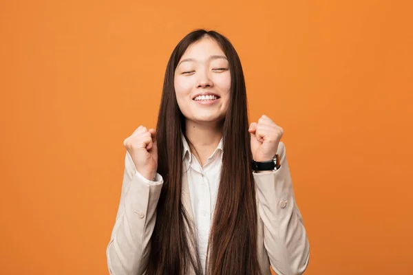 Genç Çinli Kadın Yumruk Yükselterek Mutlu Başarılı Hissediyorum Zafer Kavramı — Stok fotoğraf