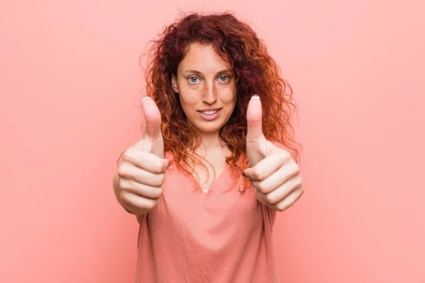 親指アップ 何かについての歓声 サポートと尊重の概念を持つ若い自然で本物の赤毛の女性 — ストック写真