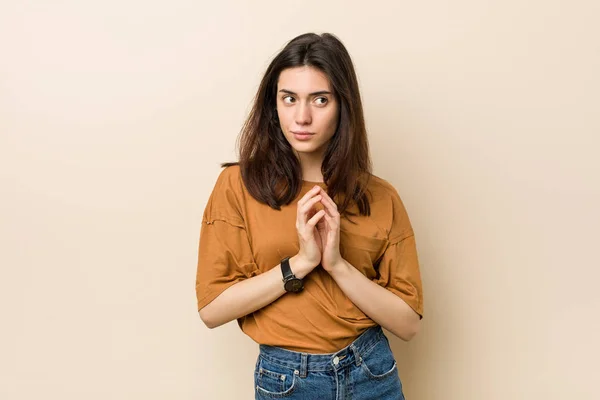 Young Brunette Woman Beige Background Making Plan Mind Setting Idea — Stock Photo, Image