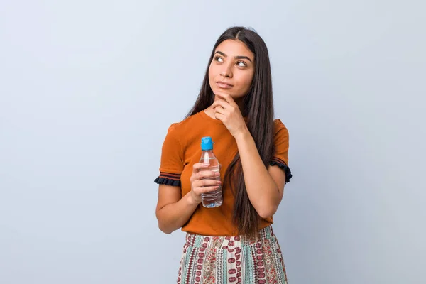 Junge Arabische Frau Mit Einer Wasserflasche Die Mit Zweifelndem Und — Stockfoto