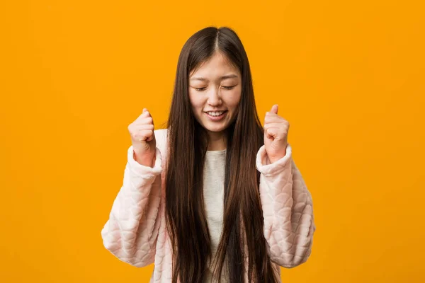 Jovem Chinesa Pijama Levantando Punho Sentindo Feliz Bem Sucedida Conceito — Fotografia de Stock