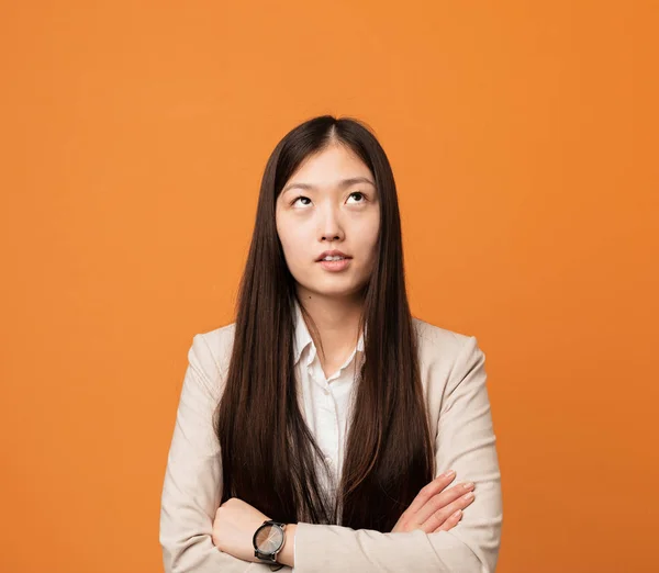 Junge Chinesische Geschäftsfrau Hat Genug Von Einer Sich Wiederholenden Aufgabe — Stockfoto