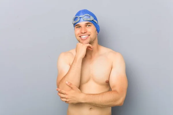 Mladý Profesionální Plavec Usměvavý Sebevědomý Dotýkal Brady Rukou — Stock fotografie
