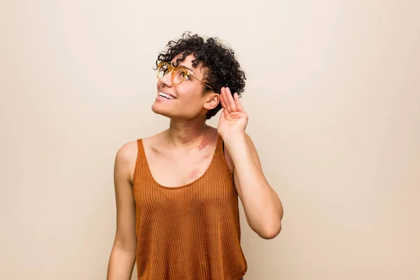 Jovem Afro Americana Com Marca Nascença Pele Tentando Ouvir Uma — Fotografia de Stock