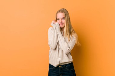 Sevimli beyaz genç turuncu bir arka planda ayakta poz