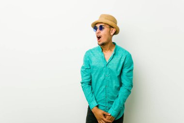 Yazlık kıyafetler giyen genç İspanyol adam gördüğü bir şey yüzünden şok oluyor.