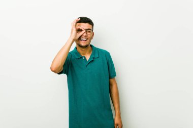 Genç İspanyol adam göz ok jest tutarak heyecanlı.