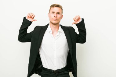 Kafkasyalı genç iş adamı gururlu ve kendinden emin hissediyor, örnek olarak.