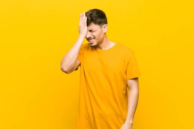 Genç İspanyol rahat adam bir şey unutma, avuç içi ve kapanış gözleri ile alnına tokat.