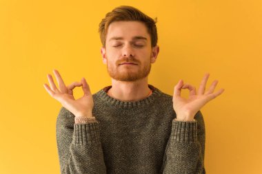 Genç kızıl saçlı adam yoga yaparken yakın çekim yüz