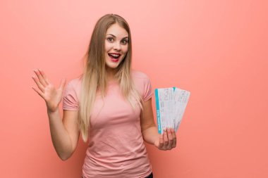 Genç güzel Rus kız bir zafer ya da başarı kutluyor. Elinde uçak bileti var..