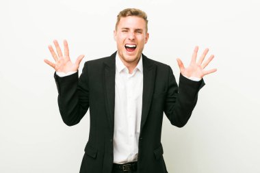 Genç kafkas iş adamı bir zafer ya da başarı kutluyor, o şaşırır ve şok.