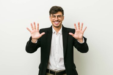 Genç iş İspanyol adam elleri ile on numara gösteren.