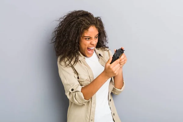 Jonge Afro Amerikaanse Vrouw Met Hoofdtelefoon Spelbesturing — Stockfoto