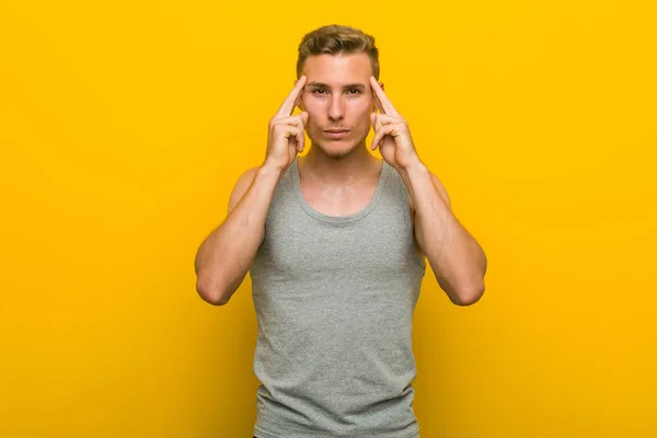 Jonge Kaukasische Sport Man Gericht Een Taak Het Houden Van — Stockfoto