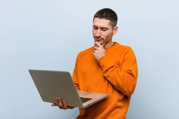 Jonge Blanke Man Met Een Laptop Die Zijdelings Uitkijkt Met — Stockfoto