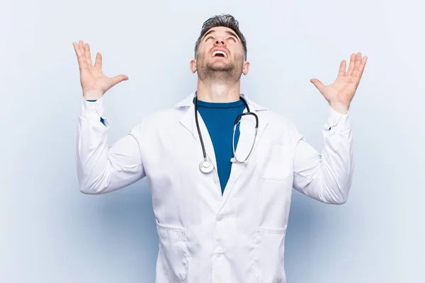 Jovem Médico Bonito Gritando Para Céu Olhando Para Cima Frustrado — Fotografia de Stock