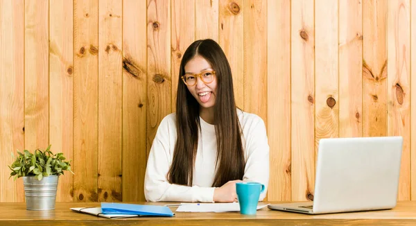 Joven Mujer China Estudiando Escritorio Divertido Amigable Sobresaliendo Lengua —  Fotos de Stock