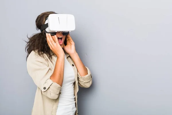 Joven Mujer Afroamericana Usando Gafas Realidad Virtual — Foto de Stock