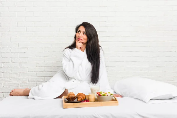 Jonge Bochtige Vrouw Het Nemen Van Een Ontbijt Het Bed — Stockfoto