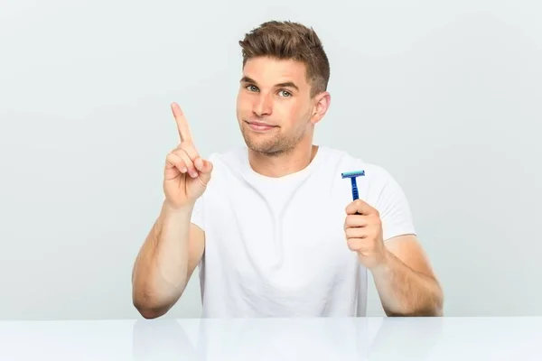 Junger Mann Mit Rasierklinge Zeigt Nummer Eins Mit Finger — Stockfoto