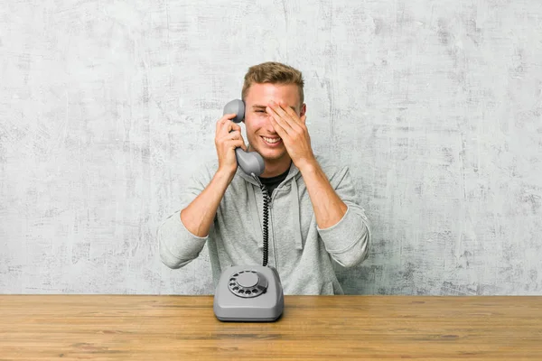 Jovem Falando Telefone Vintage Cobre Olhos Com Mãos Sorri Amplamente — Fotografia de Stock