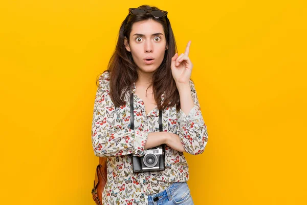 Joven Mujer Viajera Morena Teniendo Alguna Gran Idea Concepto Creatividad — Foto de Stock