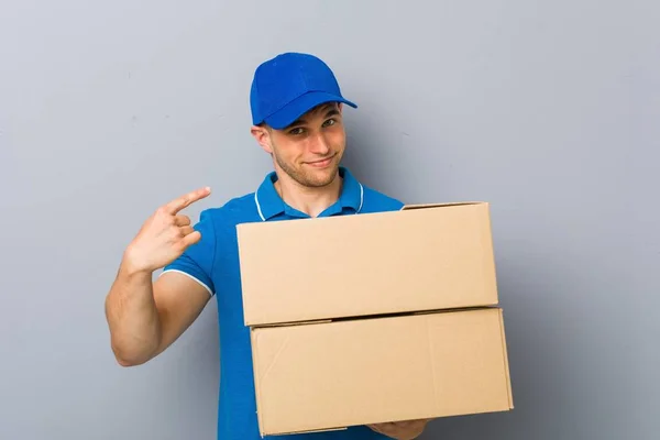 Young Man Delivering Packages Pointing Finger You Inviting Come Closer — Stock Photo, Image