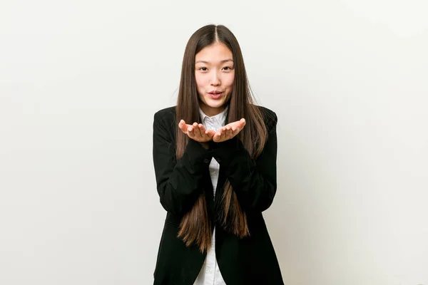 Jovem Mulher Negócios Chinesa Bonita Dobrar Lábios Segurando Palmas Para — Fotografia de Stock