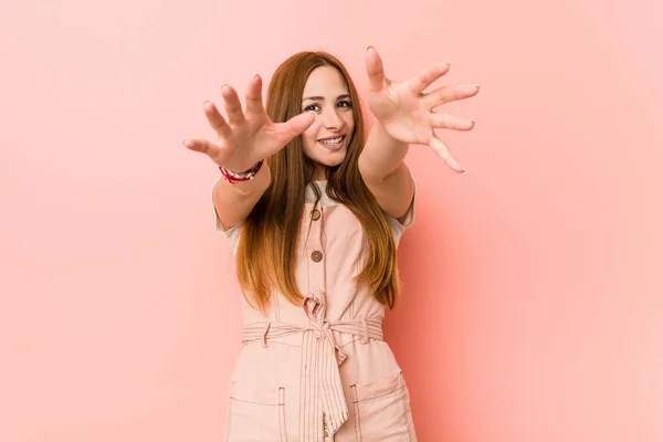 Jovem Mulher Gengibre Com Sardas Sente Confiante Dando Abraço Câmera — Fotografia de Stock