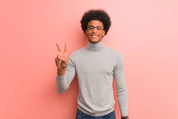 Joven Afroamericano Sobre Una Pared Rosa Mostrando Número Dos — Foto de Stock