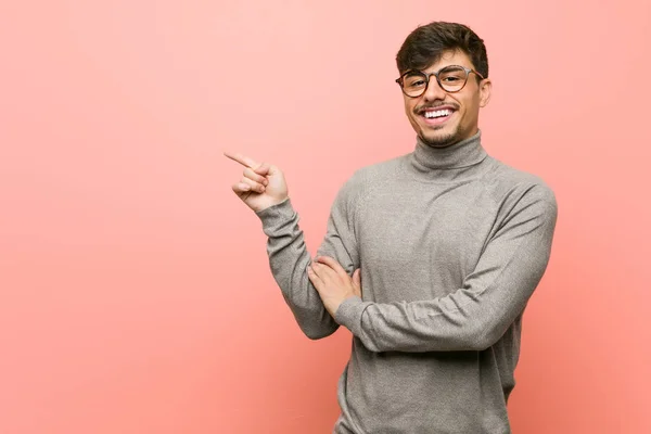 Joven Estudiante Inteligente Sonriendo Alegremente Señalando Con Dedo Índice Distancia — Foto de Stock