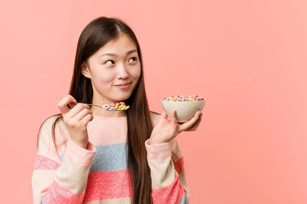 Jonge Aziatische Vrouw Het Houden Van Een Granen Bowl — Stockfoto