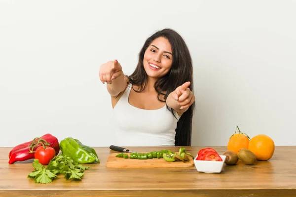 Giovane Donna Curvy Preparare Pasto Sano Sorrisi Allegri Puntando Fronte — Foto Stock